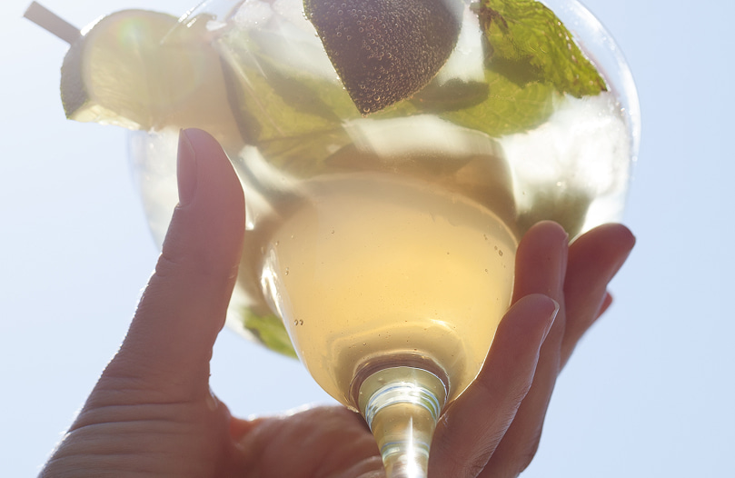 Cocktail Detalle de un cocktail servido en copa y con hojas de menta