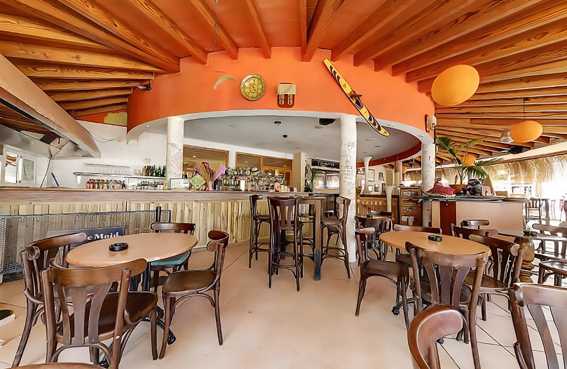 Coctktail Bar_Interior Interior del Cocktail Bar Waikiki, de estética ecléctica