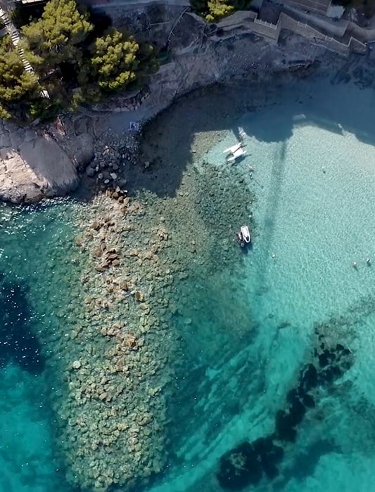 Hotel cerca del Mar Vista en picado de un fragmento del mar de Paguera