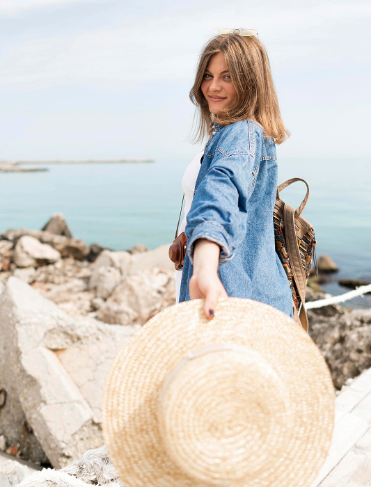 Mujer junto al mar Mujer joven paseando cerca del mar