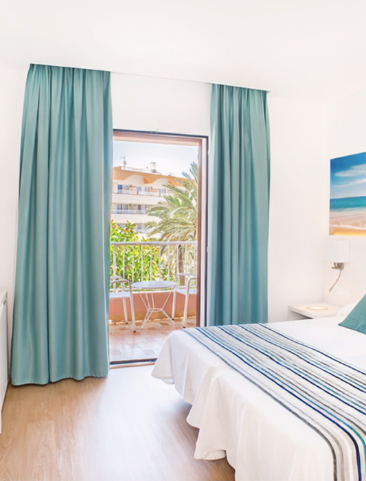 Habitación Hotel Playas de Paguera Una de las habitaciones más representativas del hotel, con muebles blancos y detalles en tonos azules