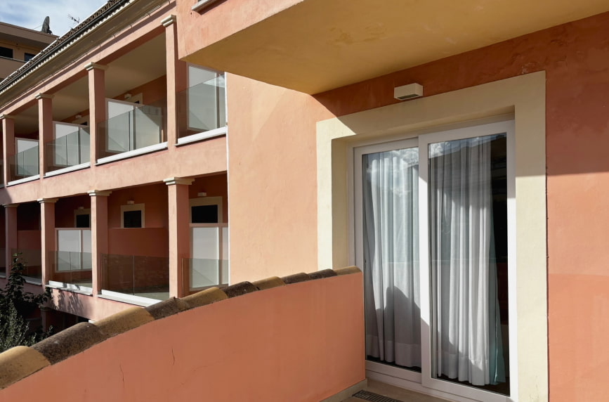Terraza Vista de la fachada del Hotel Playas de Paguera en la que se aprecian las terrazas de varias habitaciones