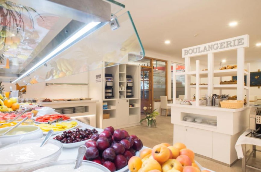 Buffet Libre 2 Vista lateral de la zona de desayuno, con fruta, yogur, zumos, bolleria…