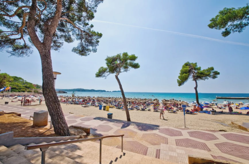 Playa de Paguera 2 Vista general de una de las Playas de Paguera, equipada con hamacas y torre de vigilancia