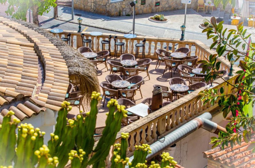 Terraza Hotel Playas de Paguera amplia terraza del Bar Waikiki, con vistas sobre el Bulevar de Paguera