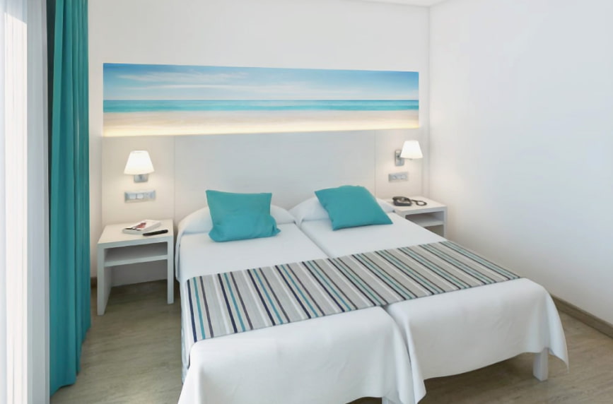 Habitación Doble Habitación en tonos blancos y azules, con dos camas twins