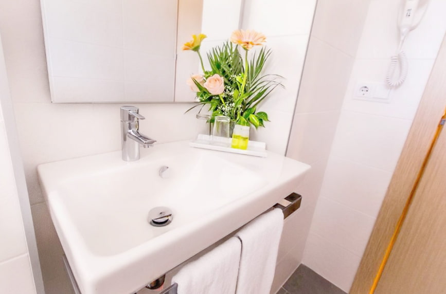 Lavabo Detalle del cuarto de baño, con secador y lavabo individual